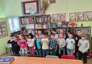 Na zdjęciu uczniowie klasy 1a, którzy uroczyście ślubują, że będą dbać o książki.