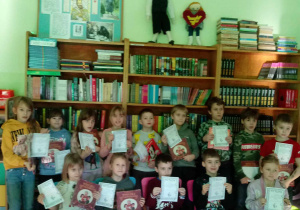 Na zdjęciu uczniowie klasy 1c, którzy pokazują książki z dyplomem.