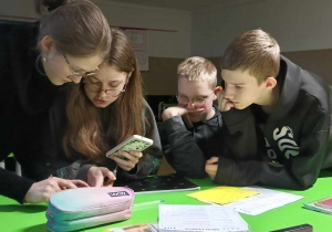 Na zdjęciu uczniowie klasy 7b, którzy rozwiązują zadania.