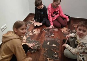 Na zdjęciu uczniowie klasy 3b podczas układania puzzli muzealnych..