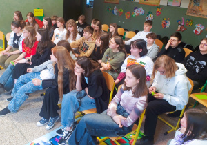 Na zdjęciu uczniowie klas siódmych i ósmych słuchają opowieści absolwentów.