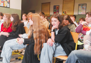 Na zdjęciu uczniowie klas siódmych i ósmych słuchają opowieści absolwentów.