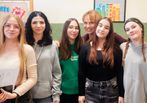 Na zdjęciu absolwentki wraz z p. Jagną Alabrudzińską - organizatorką spotkania.