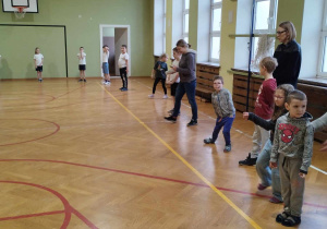 Na zdjęciu przedszkolaki, które biorą udział w integracyjnym turnieju sportowym w fundacji "Lorem".