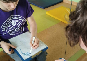 Na zdjęciu uczeń klasy 7 podczas warsztatów sensorycznych.