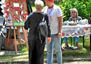 Na zdjęciu p. dyrektor przy stoisku z Polską.