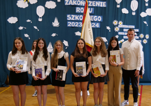 Na zdjęciu wyróżnione uczennice klasy 7b wraz z wychowawcą.