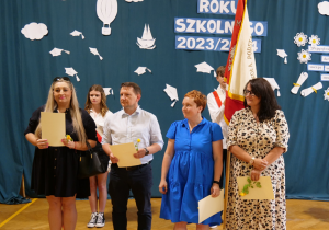Na zdjęciu wyróżnieni za wyjątkową pomoc na rzecz szkoły rodzice klas siódmych i ósmych.