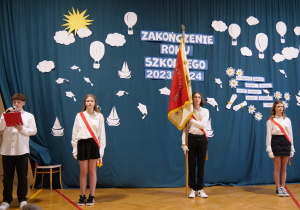 Na zdjęciu wiceprzewodniczący szkoły, rozpoczynający uroczystość zakończenia roku szkolnego dla klas VII-VIII.