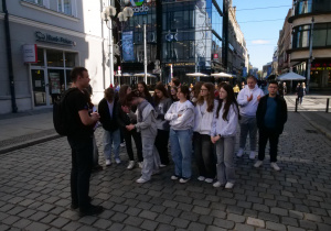 Na zdjęciu uczniowie klas ósmych podczas zwiedzania Starego Miasta we Wrocławiu.