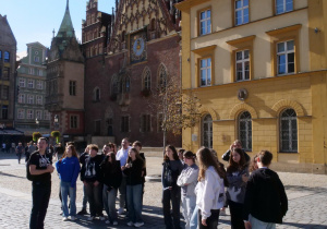 Na zdjęciu uczniowie klas ósmych podczas zwiedzania Starego Miasta we Wrocławiu.