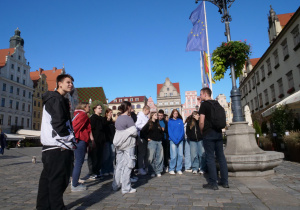 Na zdjęciu uczniowie klas ósmych podczas zwiedzania Starego Miasta we Wrocławiu.