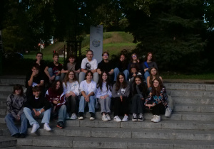 Na zdjęciu uczniowie klasy 8a i 8b, siedzący na schodach przy wejściu do Panoramy Racławickiej.