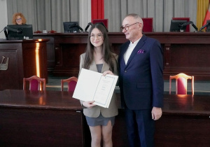 Na zdjęciu uczennica, która otrzymała stypendium, wraz z jednym z fundatorów nagrody.