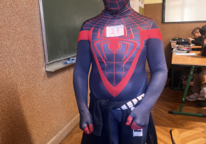 Na zdjęciu uczeń w przebraniu Spider-Mana.