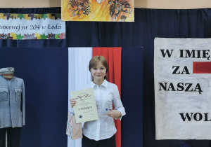 Na zdjęciu Pola Zdrzynicka, która trzyma w ręce dyplom.