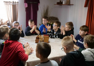 Na zdjęciu uczniowie podczas warsztatów z robienia pierników.