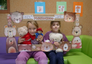 Na zdjęciu uczniowie w misiowej fotoramce.