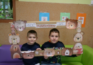 Na zdjęciu uczniowie w misiowej fotoramce.