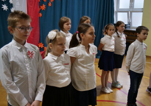 Uczniowie biorą udział w uroczystości z okazji Narodowego Święta Niepodległości.