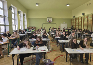 Na zdjęciu uczestnicy podczas dyktanda.