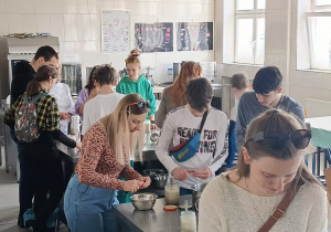 Na zdjęciu uczestnicy podczas warsztatów kulinarnych.