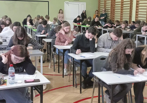 Na zdjęciu uczestnicy podczas dyktanda.