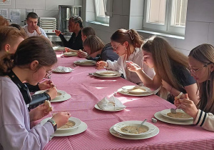 Na zdjęciu uczestnicy podczas degustacji zalewajki.