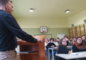 Na zdjęciu organizator wydarzenia, p. Kamil Dyjankiewicz, oraz uczestnicy dyktanda.