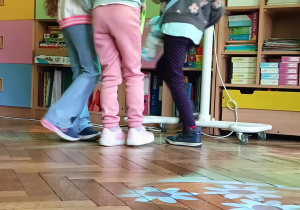 Na zdjęciu tańczące dziewczynki.