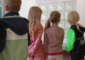 Na zdjęciu dzieci podczas Dnia Otwartego Szkoły.