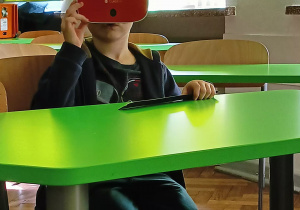 Na zdjęciu dziecko w okularach VR.