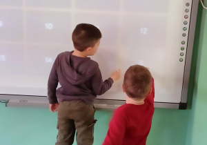 Na zdjęciu dzieci podczas Dnia Otwartego Szkoły.