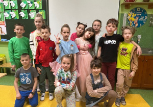 Na zdjęciu uczniowie w wiosennych strojach i w wiosennych fryzurach.