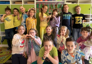Na zdjęciu uczniowie w wiosennych strojach i w wiosennych fryzurach.