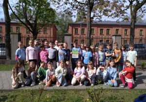 Na zdjęciu uczniowie stoją i prezentują otrzymany certyfikat "Kubusiowi przyjaciele natury"