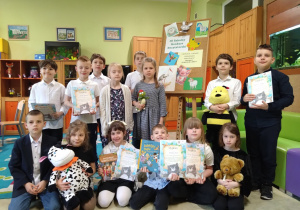 Na zdjęciu widać laureatów konkursu, prezentujących dyplomy i nagrody.