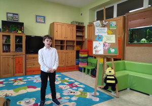 Na zdjęciu widać chłopca, recytującego wiersz.