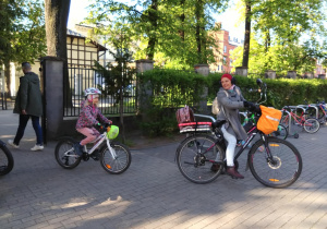 Na zdjęciu rowerzystki podjeżdżają na parking rowerowy przy szkole.