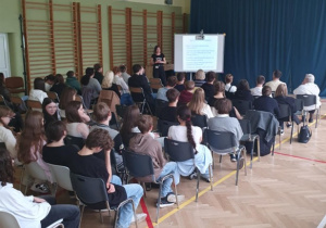 Na zdjęciu uczestnicy wydarzenia, którzy słuchają prelekcji na temat łódzkiej kuchni.