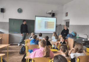 Na zdjęciu lekcja, którą prowadzi gość z programu Erasmus+.