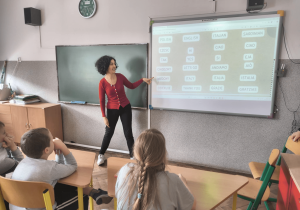 Na zdjęciu lekcja, którą prowadzi gość z programu Erasmus+.