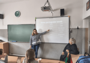 Na zdjęciu lekcja, którą prowadzi gość z programu Erasmus+.