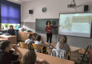 Na zdjęciu lekcja, którą prowadzi gość z programu Erasmus+.