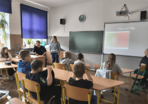 Na zdjęciu lekcja, którą prowadzi gość z programu Erasmus+.