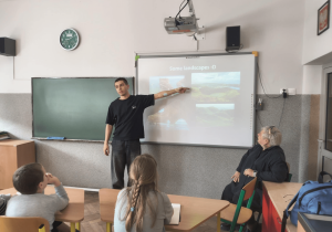 Na zdjęciu lekcja, którą prowadzi gość z programu Erasmus+.