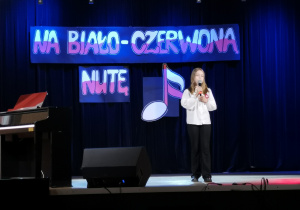Na zdjęciu uczennica klasy 4a, Nel Bochniak, która wykonuje utwór.