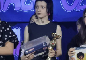 Na zdjęciu uczennica klasy 7b, Pola Zdrzynicka, która wykonuje utwór.
