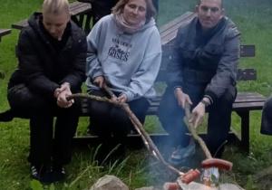 Na zdjęciu opiekunowie wycieczki przy ognisku.