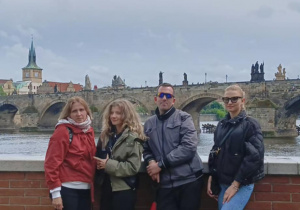 Na zdjęciu opiekunowie wycieczki na tle Mostu Karola w Pradze.